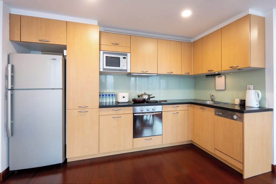 Comfort Studio Suite, City View | Private kitchen | Fridge, microwave, oven, electric kettle