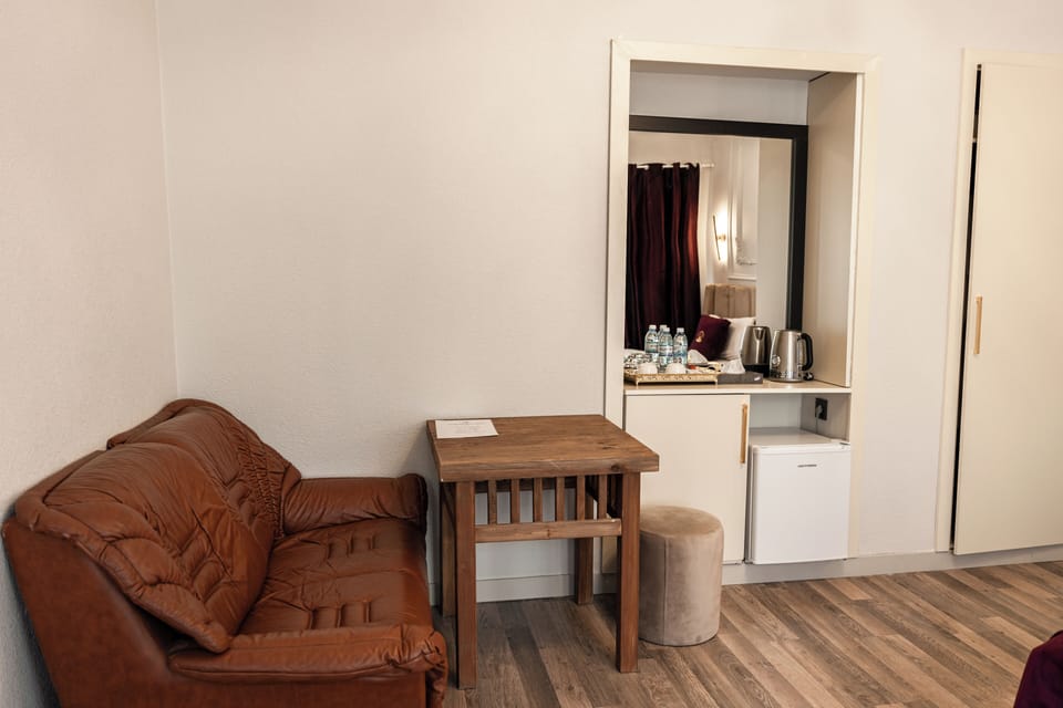 Deluxe Double Room, Balcony, Courtyard View | Living area