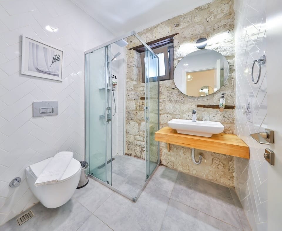Shower, free toiletries, hair dryer, towels