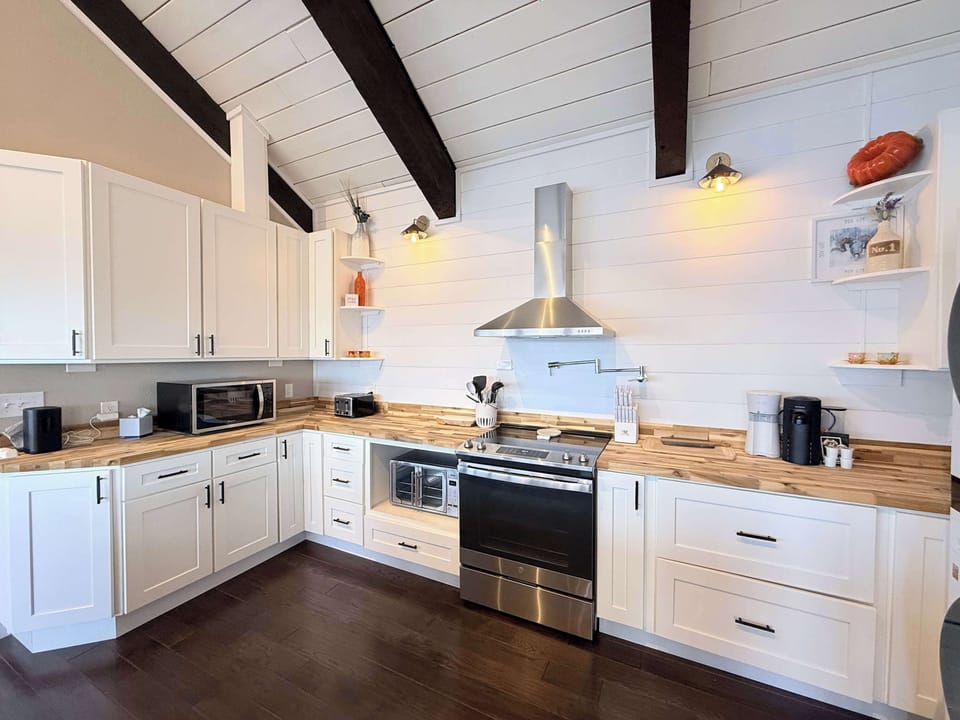House, Multiple Beds, Patio (Wide Sky Chateau) | Private kitchen