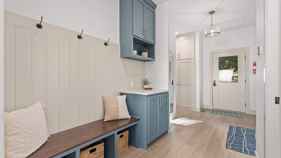 House, Multiple Beds, Hot Tub (The Blue Sapphire) | Interior