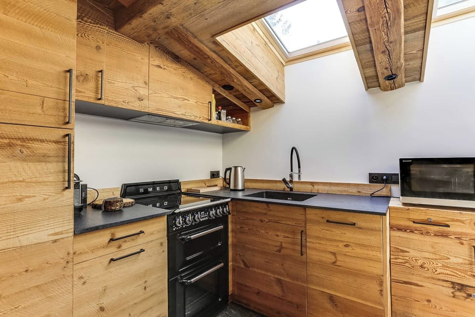 Apartment | Private kitchen | Fridge, microwave, oven, stovetop