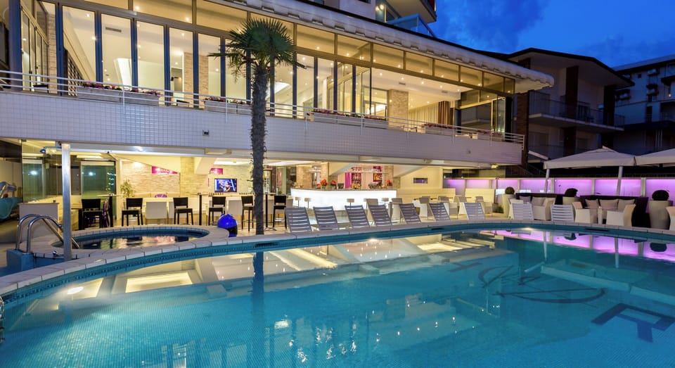 Poolside bar