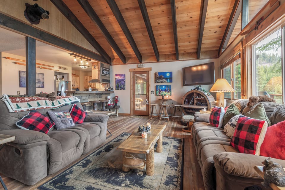 Plenty of room to enjoy! Tv, couches and views! Who needs more?