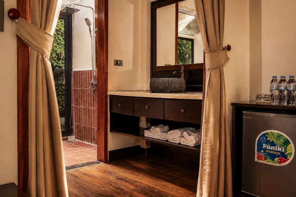 Elite Double Room | Bathroom | Shower, hair dryer, slippers, towels