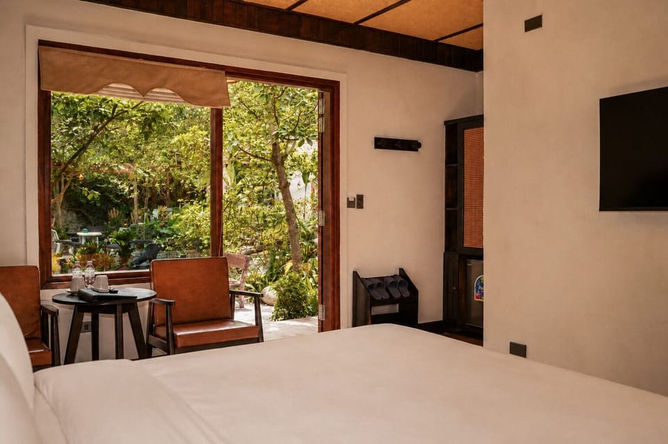 Deluxe Double Room, Mountain View | Minibar, WiFi (free), bed sheets
