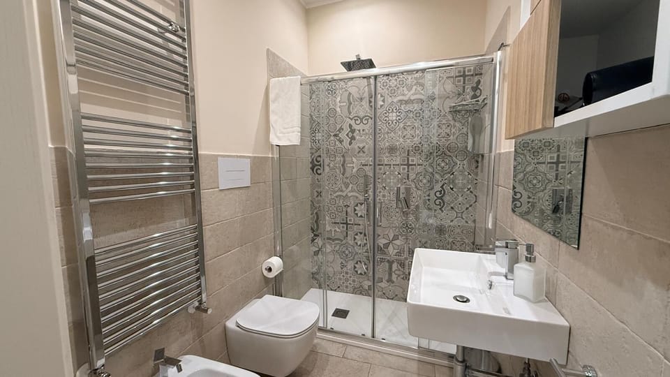Deluxe Double Room, Balcony, Courtyard View | Bathroom | Shower, free toiletries, hair dryer, bidet