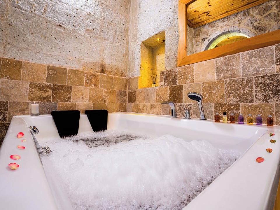 Deluxe Studio Suite | Bathroom | Combined shower/tub, jetted tub, rainfall showerhead, free toiletries