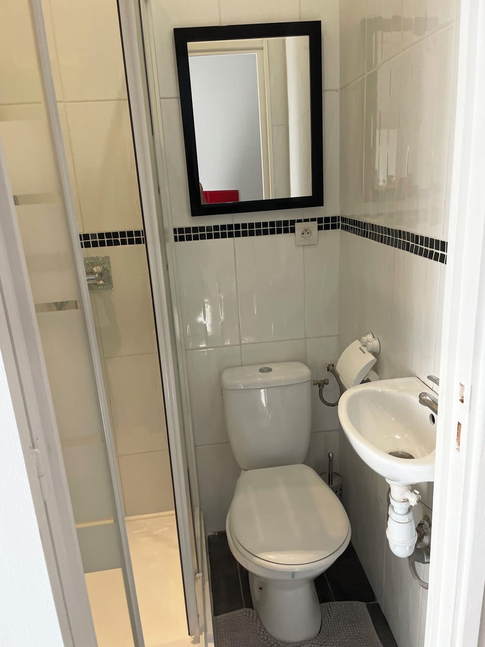 Classic Double Room, 1 Double Bed | Bathroom | Shower, toilet paper