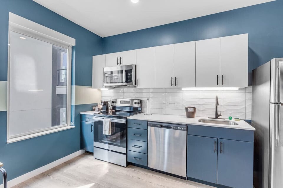 Fully equipped kitchen with microwave, oven, dishwasher, fridge, and coffee maker, everything you need to cook and unwind.