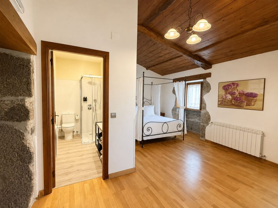 House, 6 Bedrooms, Poolside | Free WiFi