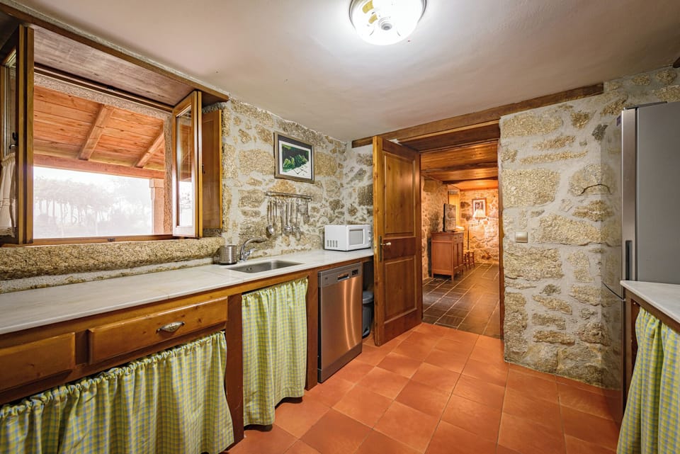 House, 6 Bedrooms, Poolside | Private kitchen