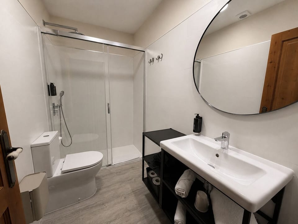 House, 6 Bedrooms, Poolside | Bathroom | Shower, free toiletries, hair dryer, towels