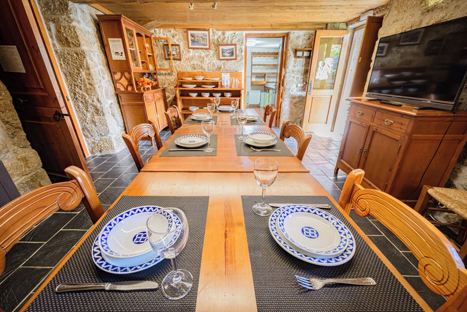 House, 6 Bedrooms, Poolside | Dining room