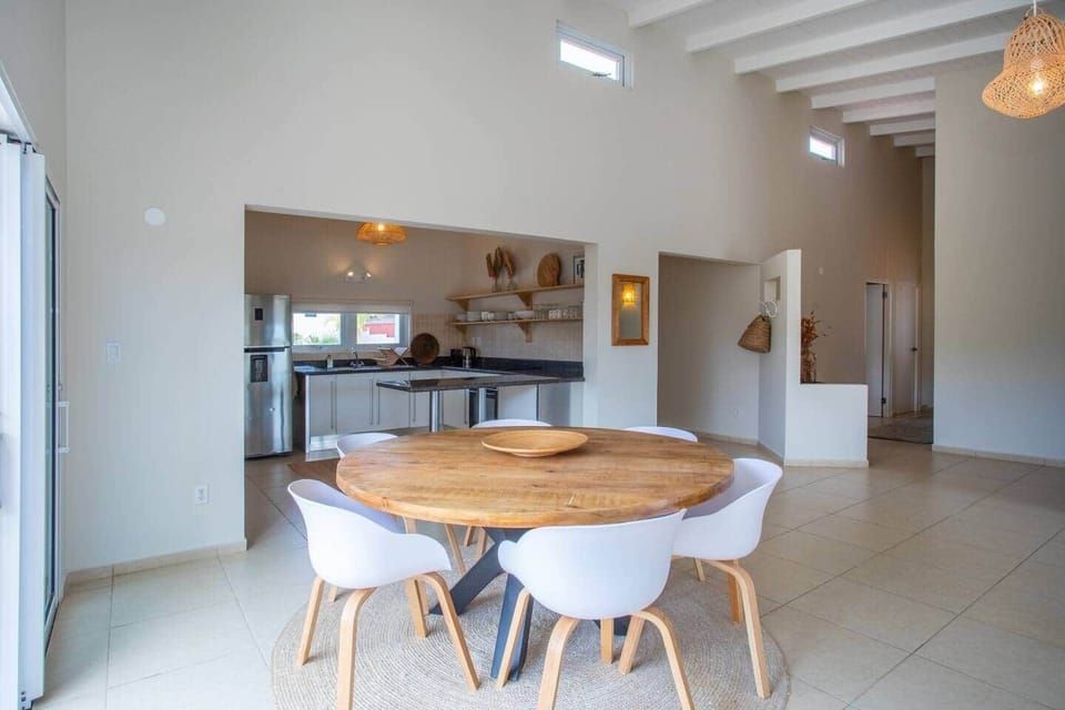 De Vos Apartments Villa Damasco |Eettafel| in Jan Thiel