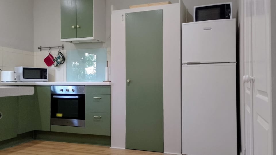 Kitchen: Fridge/Pantry/Cooker/Oven