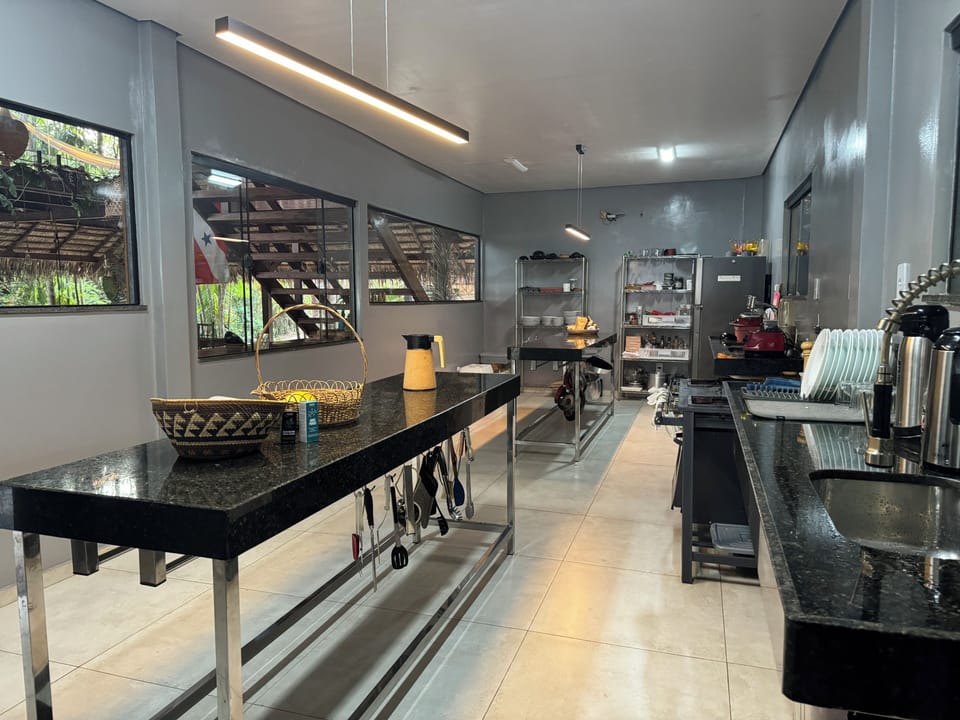 Deluxe House, Lake View | Private kitchen