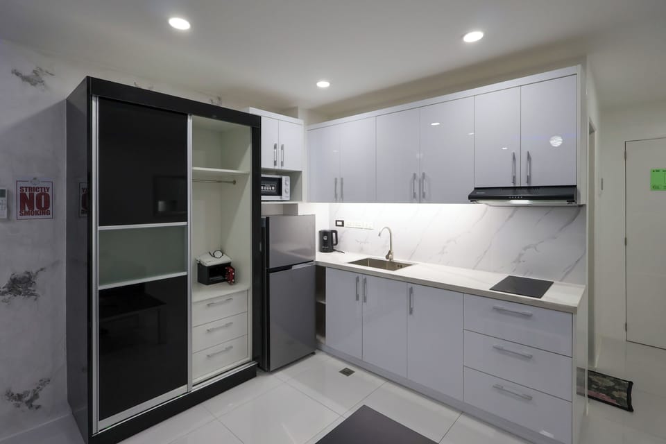 Fridge, microwave, stovetop, coffee/tea maker