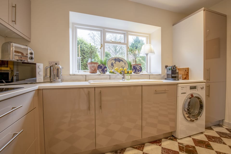 Ground floor: Fully fitted kitchen