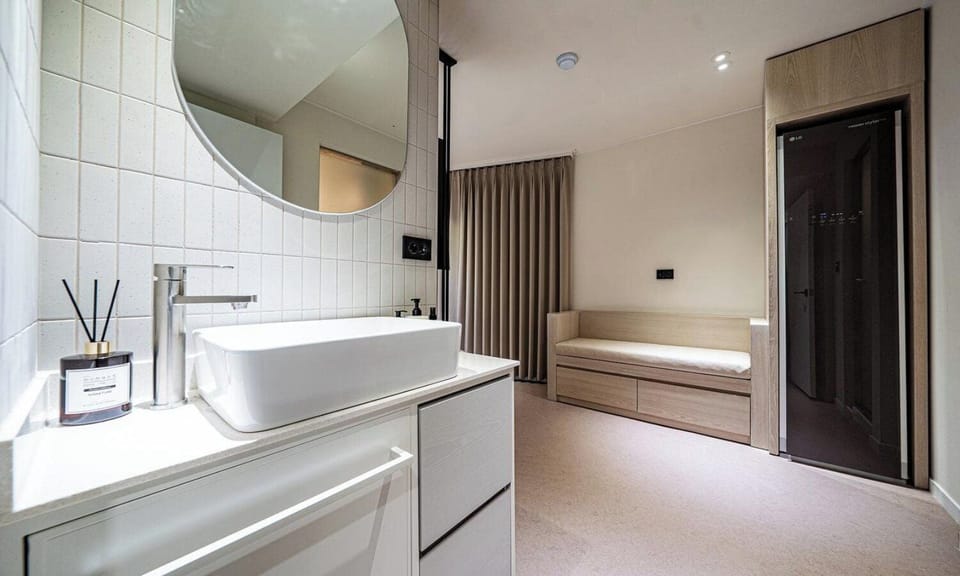 Shower, hair dryer, bathrobes, bidet