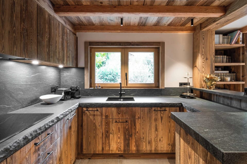 Chalet | Private kitchen | Fridge, microwave, oven, stovetop