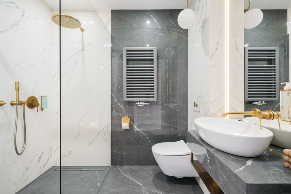 Studio | Bathroom | Shower, hair dryer, towels, soap