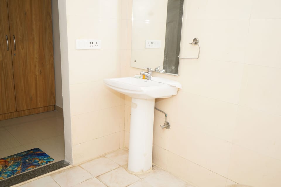 Standard Room | Bathroom | Shower, towels, soap, shampoo