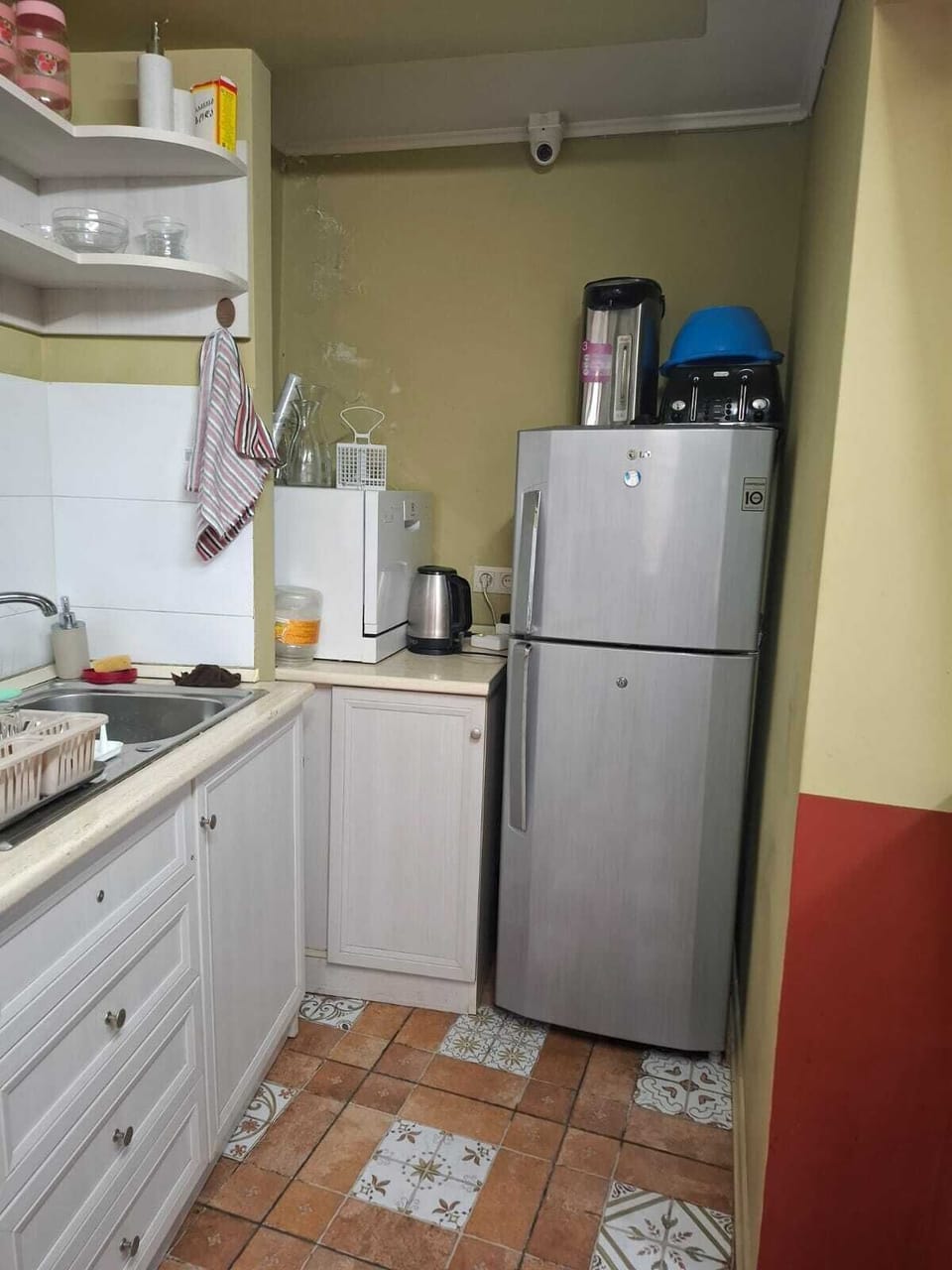 Deluxe Suite, Courtyard View | Shared kitchen | Fridge, microwave