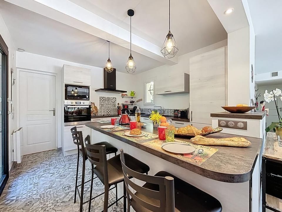 Fully equipped open kitchen
