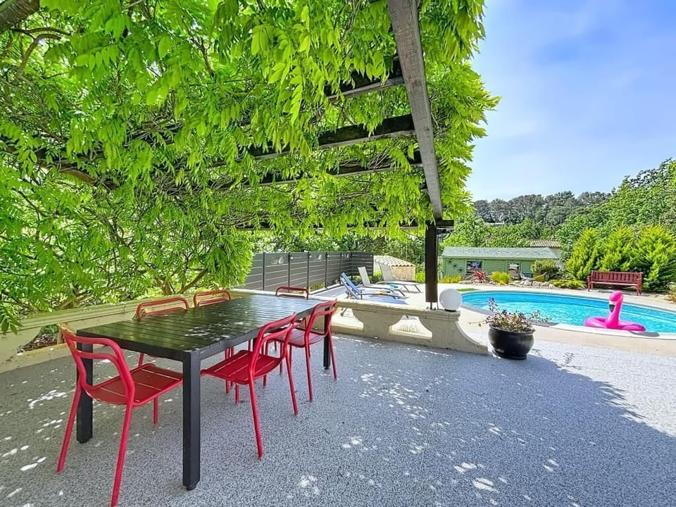 Outdoor dining area under the wisteria, accompanied by the song of cicada