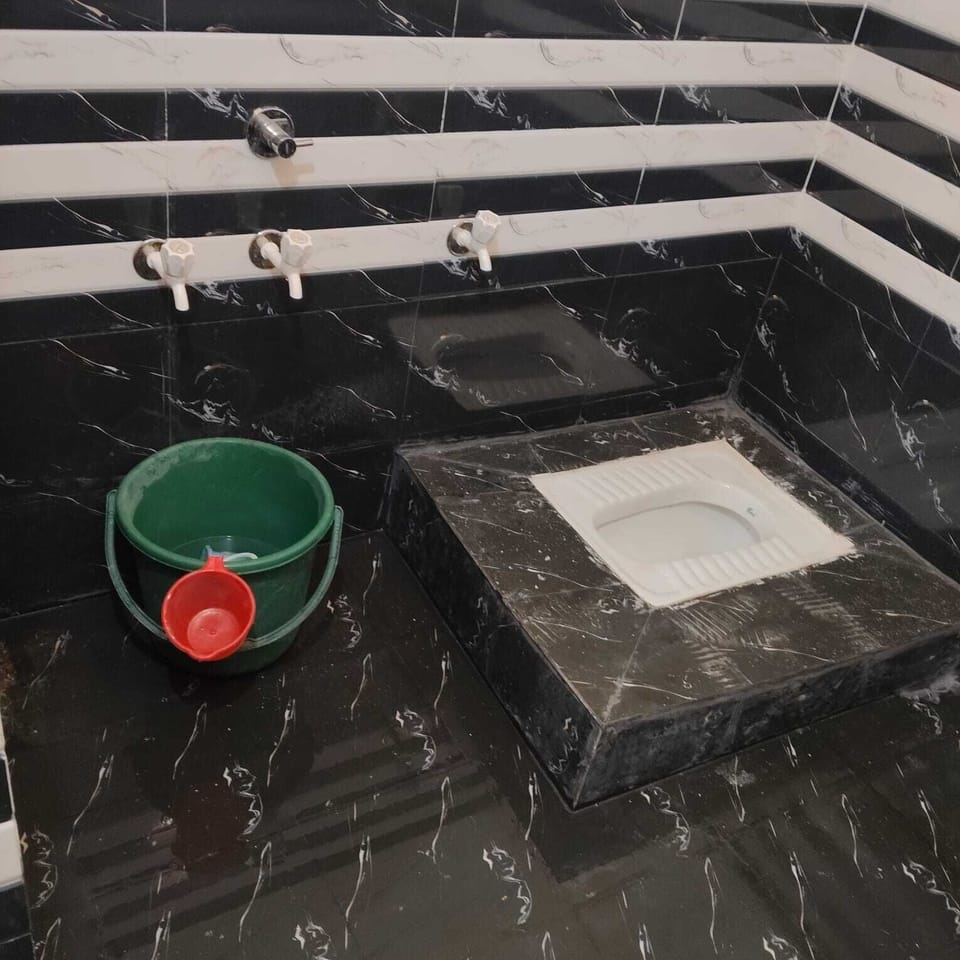 Luxury Single Room, Balcony, Garden View | Bathroom | Towels, soap, shampoo, toilet paper