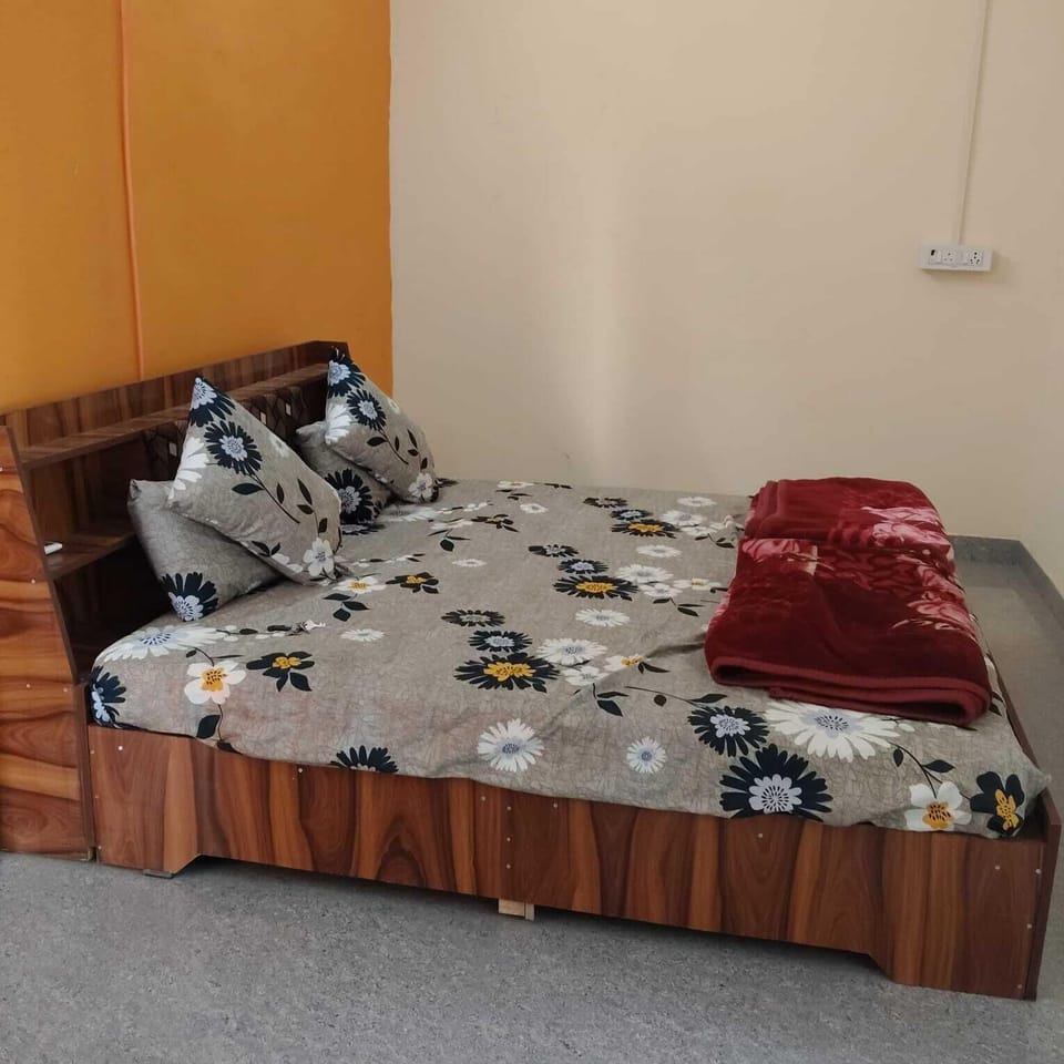 Luxury Single Room, Balcony, Garden View | Laptop workspace