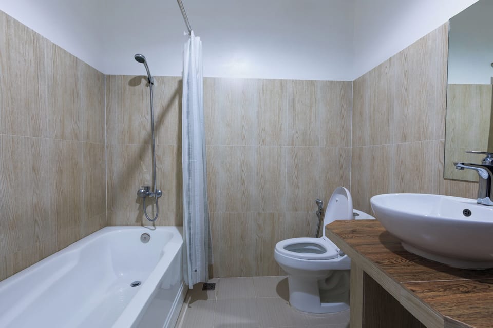 Deluxe Double Room | Bathroom | Free toiletries, towels, soap, shampoo