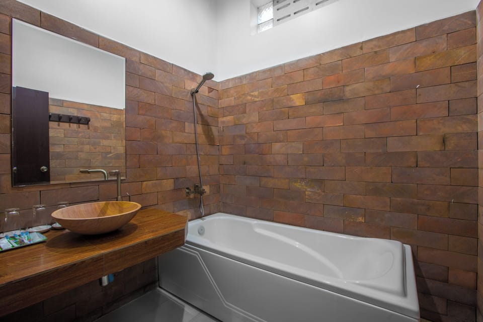 Family Twin Room | Bathroom | Free toiletries, towels, soap, shampoo