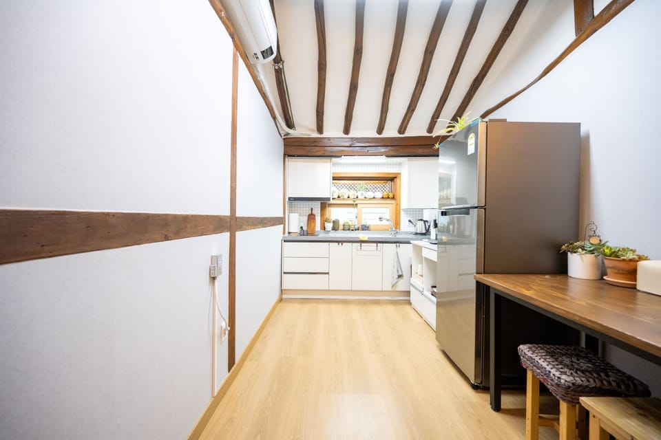 Full-size fridge, microwave, stovetop, cookware/dishes/utensils