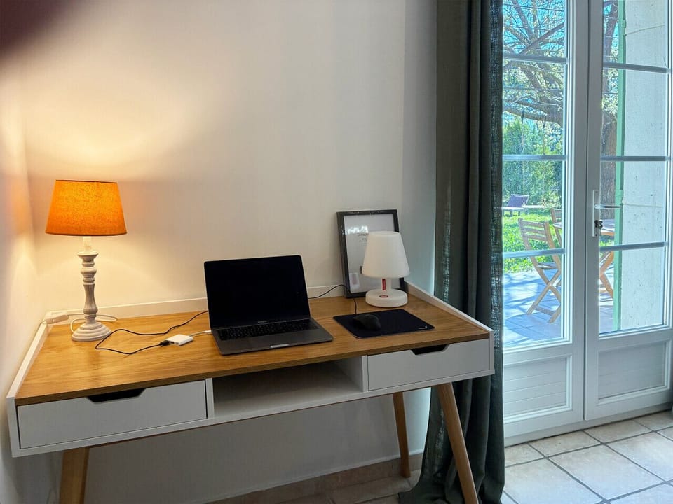 pièce à vivre espace repas et bureau