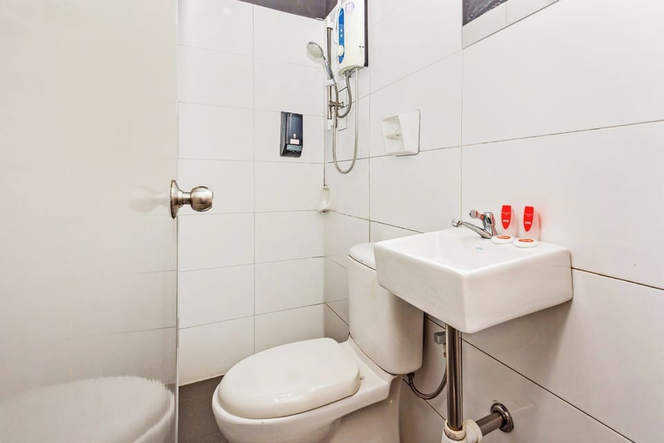 Shower, free toiletries, towels