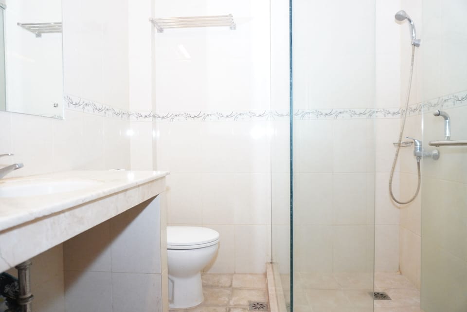 Suite | Bathroom | Shower, free toiletries, towels, soap