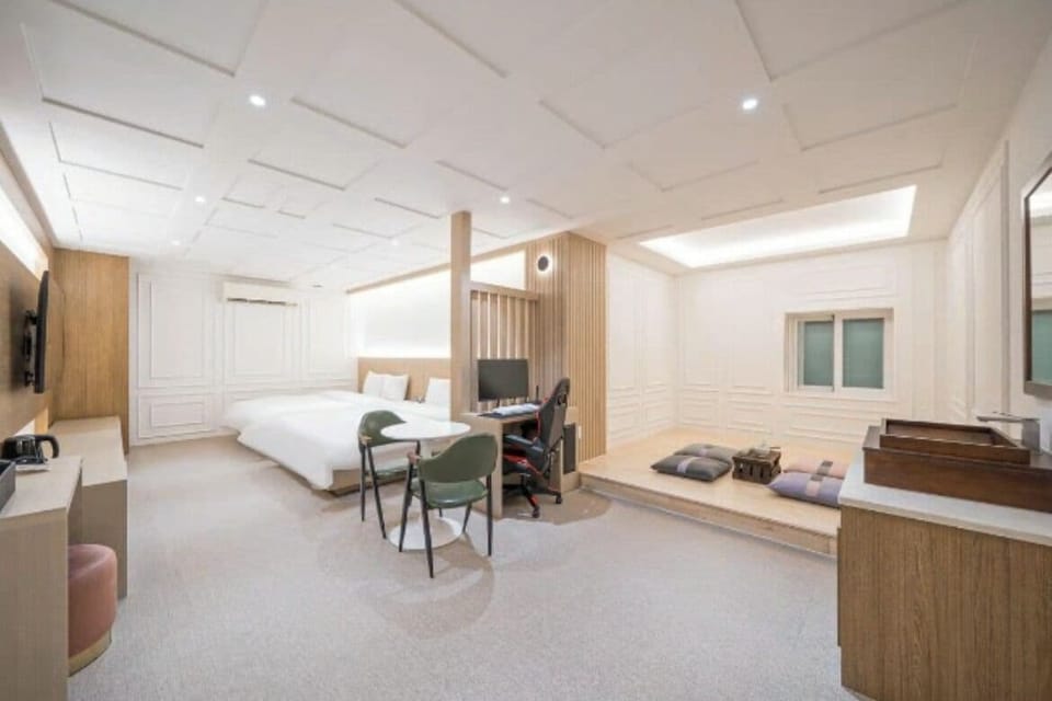 Premium Twin Room | Desk, free WiFi