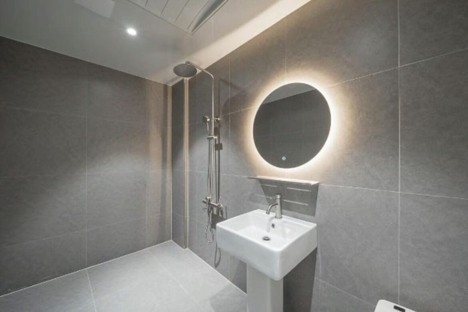 Comfort Double Room | Bathroom | Shower, hair dryer, towels, soap