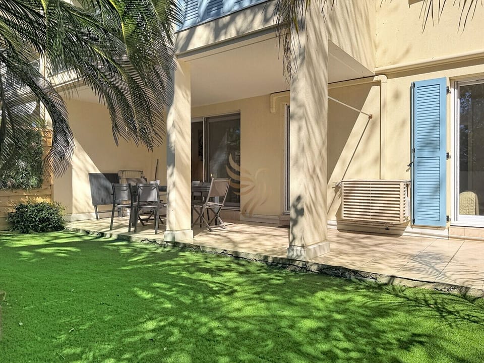 Terrasse privative avec accès direct au jardin – espace extérieur calme et ensoleillé