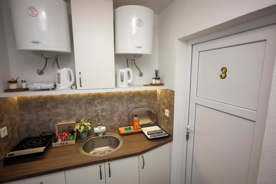 Classic Studio, 1 Queen Bed, Patio, Courtyard View | Private kitchen | Fridge, stovetop, electric kettle, cookware/dishes/utensils