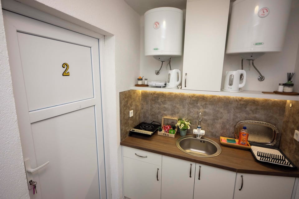 Classic Studio, 1 Queen Bed, Pets Allowed, Courtyard View | Private kitchen | Fridge, stovetop, electric kettle, cookware/dishes/utensils
