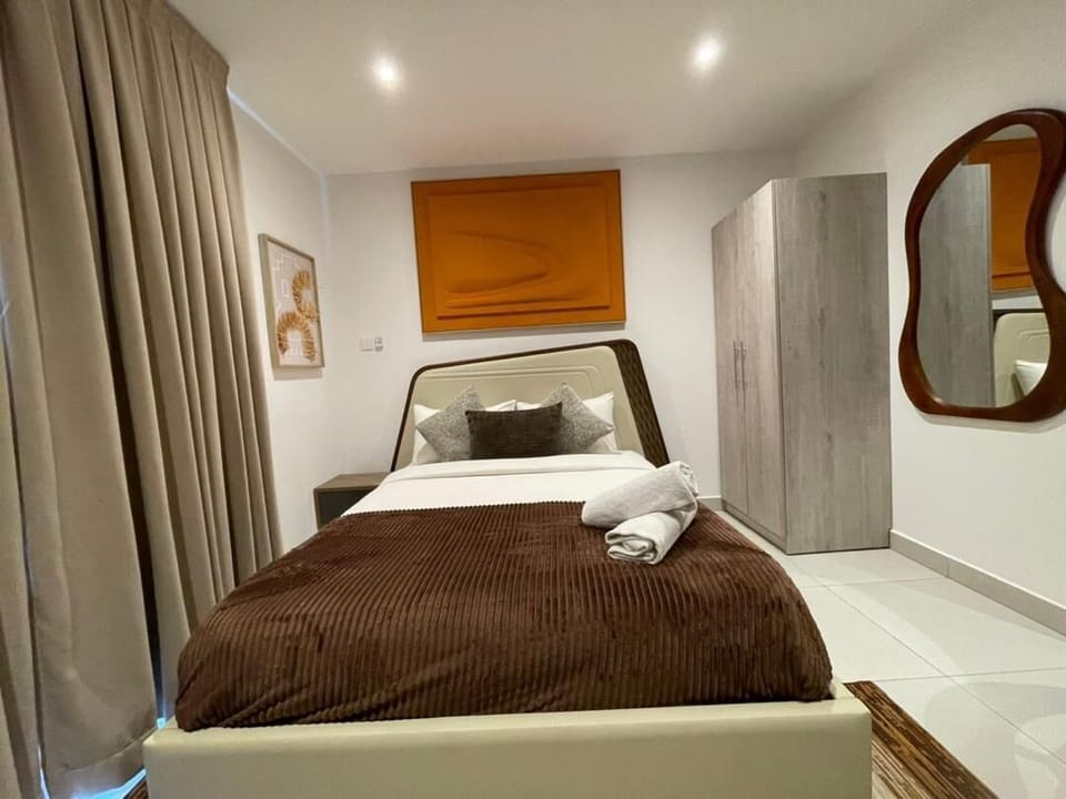 Iron/ironing board, WiFi (free)