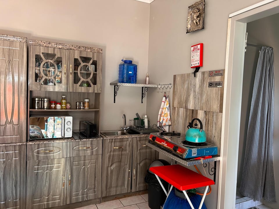 Basic Double Room, Garden View | Private kitchen | Fridge, microwave, stovetop, electric kettle