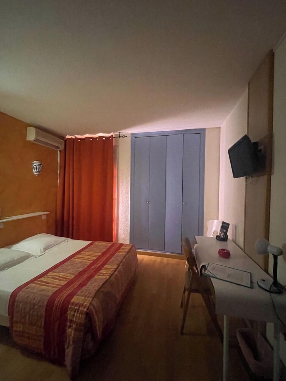 Double Room | Blackout drapes, free WiFi