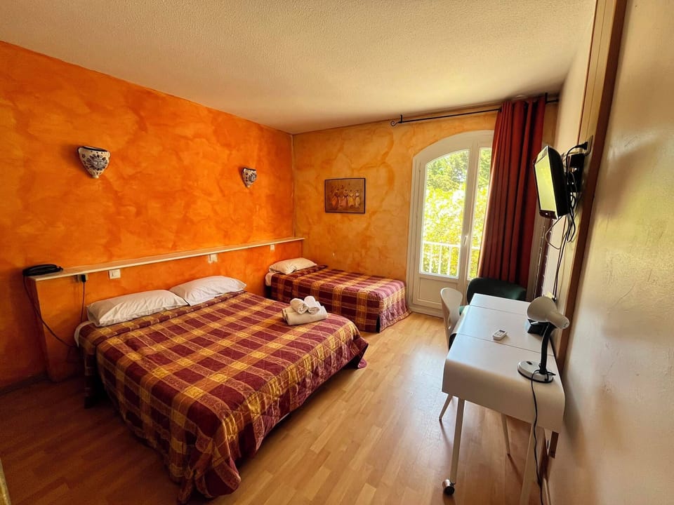 Triple Room | Blackout drapes, free WiFi