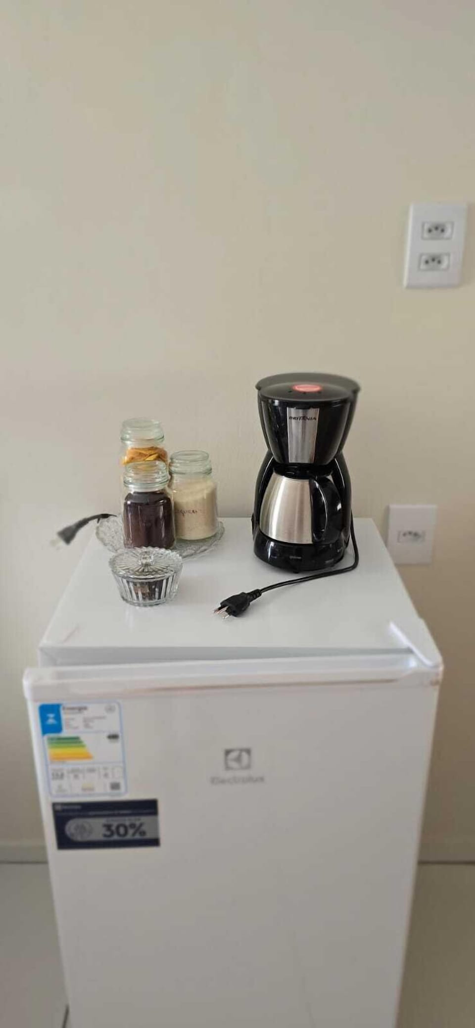 Family Room, Garden View | Private kitchen | Mini-fridge, stovetop, cookware/dishes/utensils
