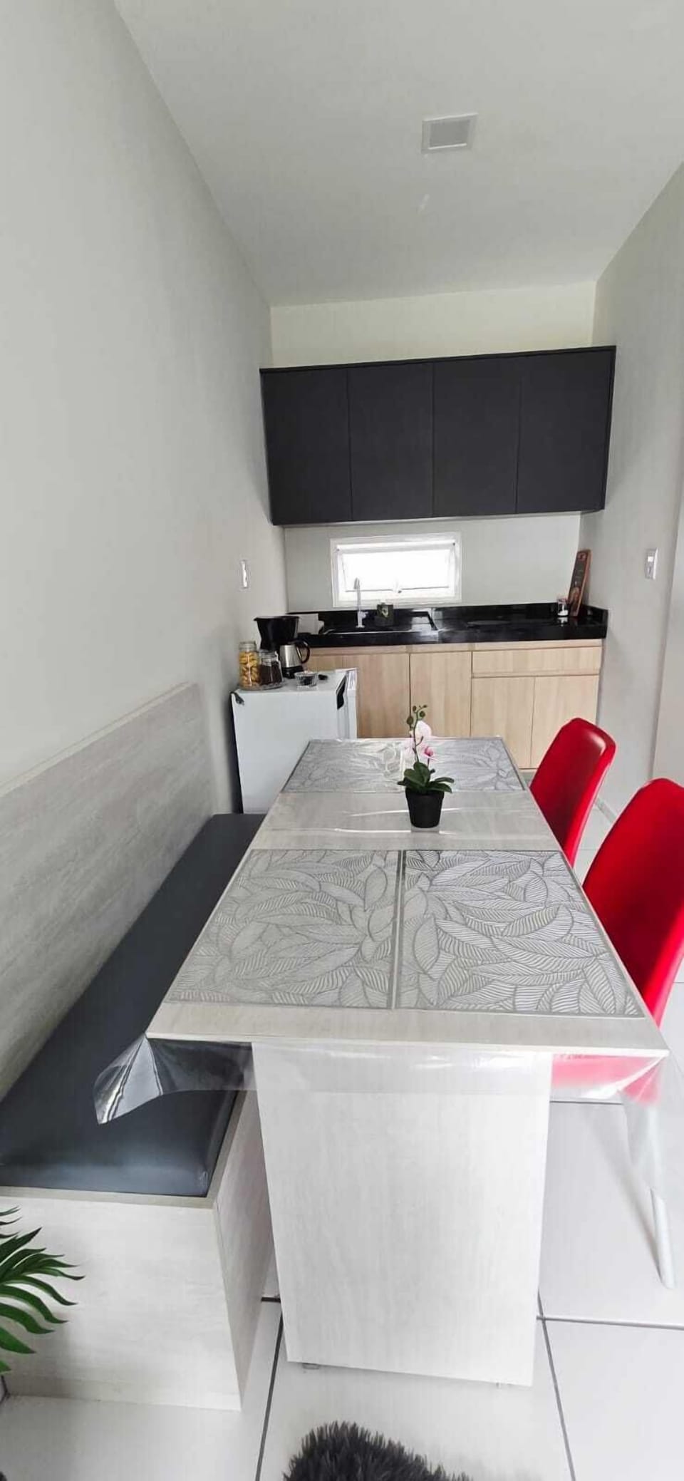 Family Room, Garden View | Private kitchen | Mini-fridge, stovetop, cookware/dishes/utensils
