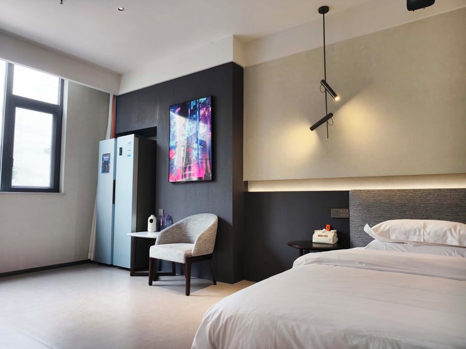 Design Double Room | Desk, blackout drapes, soundproofing, WiFi (free)